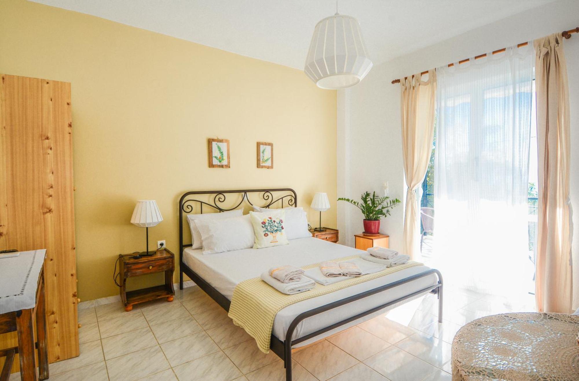 Heracles Guesthouse Rovies Extérieur photo