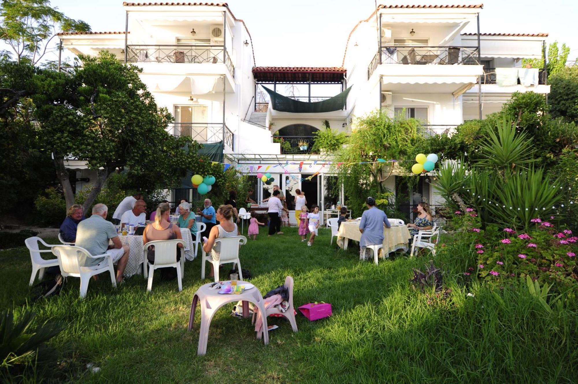 Heracles Guesthouse Rovies Extérieur photo