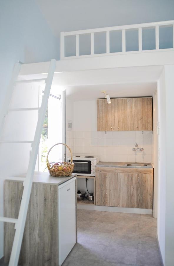 Heracles Guesthouse Rovies Extérieur photo